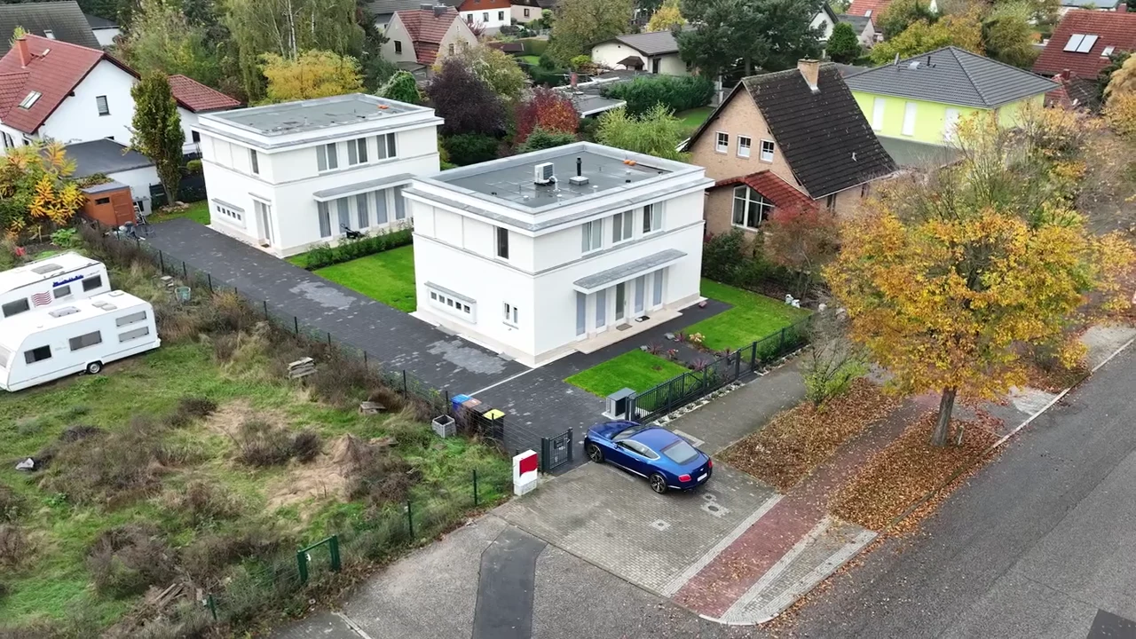 Drohnenperspektive auf zwei Wohnhäuser und ihre Umgebung