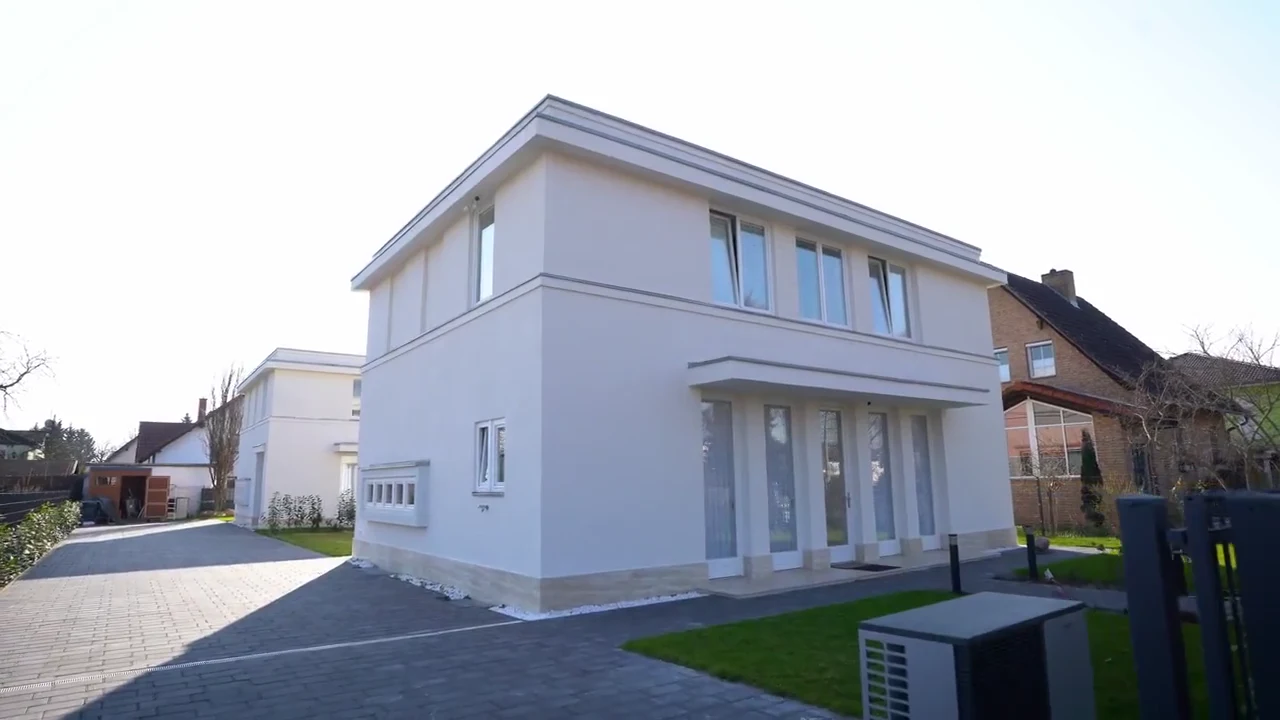 Weiße moderne Wohnhäuser mit Garten